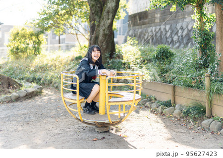 放課後 帰り道の女子高生 放課後 帰り道の女子高生 95627423