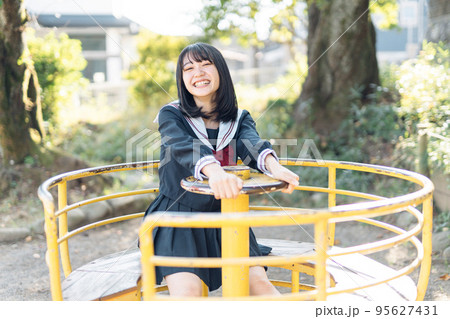 放課後　帰り道の女子高生 95627431