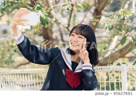 自撮りする女子高生 95627691
