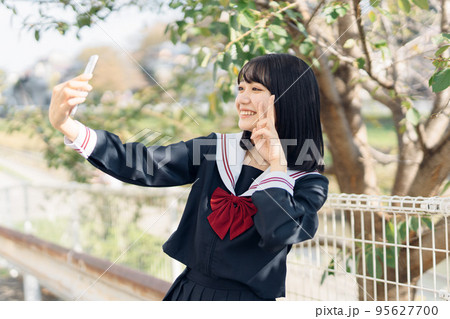 自撮りする女子高生 95627700