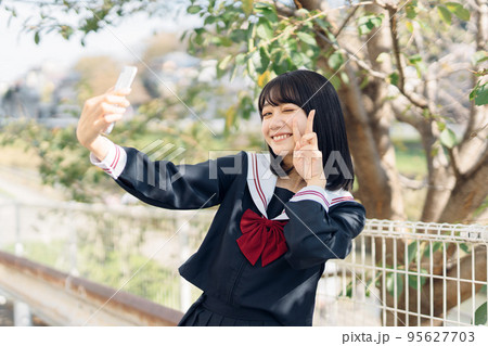自撮りする女子高生 自撮りする女子高生 95627703