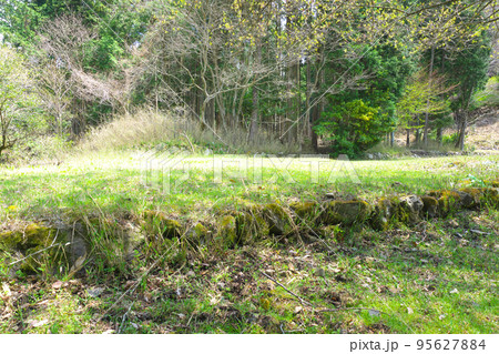 中世の難攻不落の山城　矢筈城　山麓の居館跡1　岡山県津山市 95627884