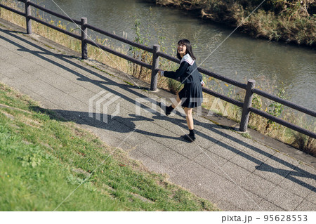帰り道の女子高生 95628553