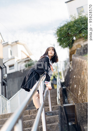 帰り道の女子高生 95628570