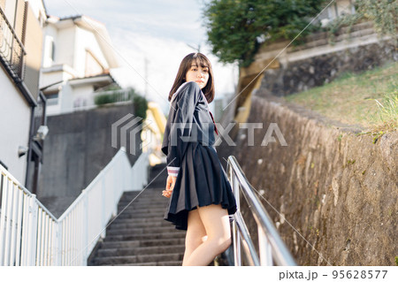 帰り道の女子高生 95628577