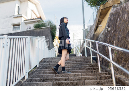 帰り道の女子高生 95628582