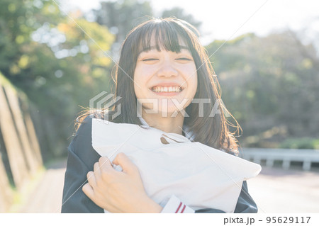 プレゼントを抱える女子高生 95629117