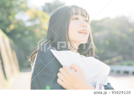 プレゼントを抱える女子高生 プレゼントを抱える女子高生 95629120