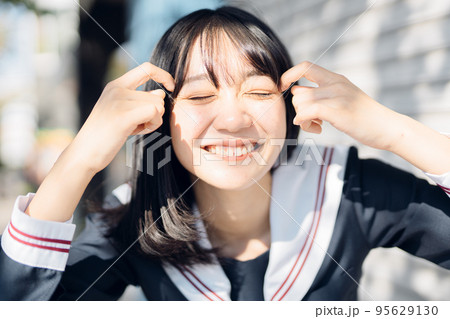 笑顔の女子高生 95629130