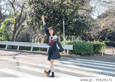 帰り道の女子高生 95629171