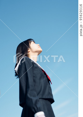 爽やかな青空と女子高生 爽やかな青空と女子高生 95629316