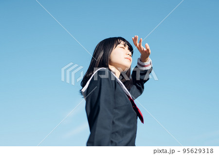 爽やかな青空と女子高生 95629318