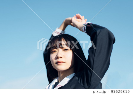 爽やかな青空と女子高生 95629319