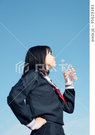 爽やかな青空と女子高生 95629383