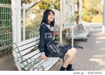 バス停の女子高生 バス停の女子高生 95629401