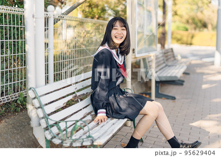 バス停の女子高生 95629404