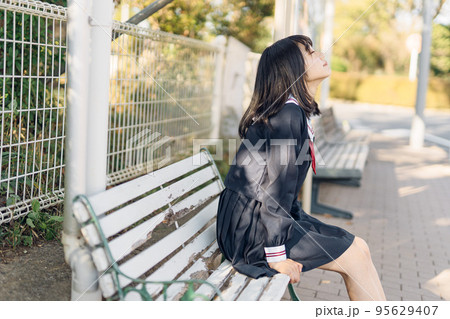 バス停の女子高生 95629407