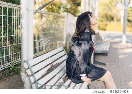 バス停の女子高生 バス停の女子高生 95629408