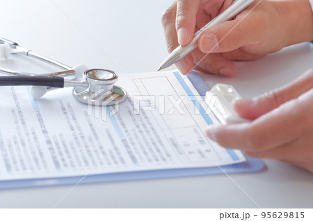 抗体検査キットを見て、病気の検査をする医師 抗体検査キットを見て、病気の検査をする医師 95629815