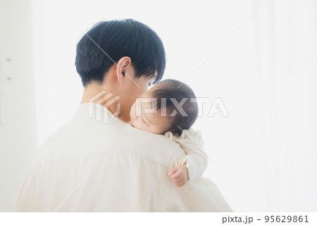 赤ちゃんを抱っこするパパ 95629861