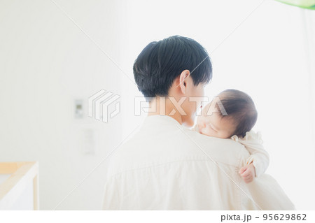 赤ちゃんを抱っこするパパ 95629862