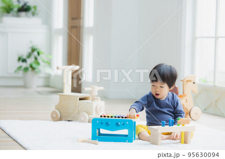 おもちゃで遊ぶ1歳の男の子 95630094