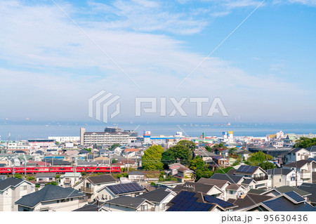 【神奈川県】海岸沿いを走る赤い電車 95630436