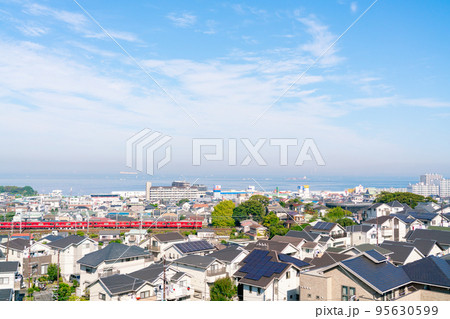 【神奈川県】海岸沿いを走る赤い電車 95630599