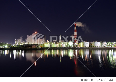 四日市コンビナートの工場夜景 四日市コンビナートの工場夜景 95631188