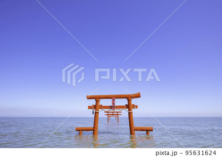 有明海の神秘的な風景 大魚神社の海中鳥居 (佐賀県) 有明海の神秘的な風景 大魚神社の海中鳥居 (佐賀県) 95631624