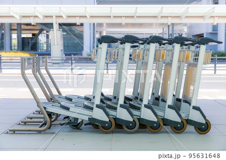 空港イメージ　手荷物カート 95631648