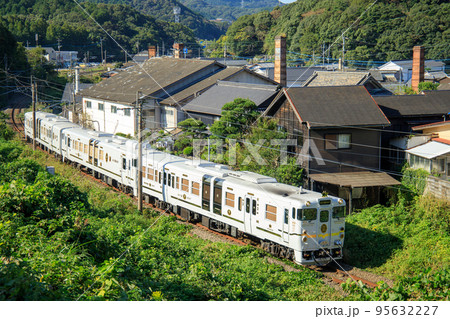 有田焼の窯元のそばを走る観光列車「ふたつ星4047」（JR九州） 95632227
