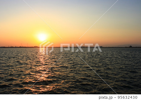 名古屋市、藤前干潟と夕日の風景 名古屋市、藤前干潟と夕日の風景 95632430
