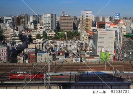雑多な街並みを背景に走り抜けるカシオペア紀行号_2022/9/10撮影 95632785