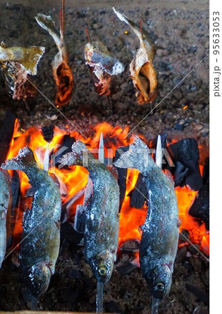 ニジマス 塩焼き 炭火焼 ニジマス 塩焼き 炭火焼 95633053