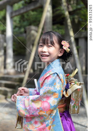 七五三で神社に参拝する7歳の女の子 七五三で神社に参拝する7歳の女の子 95633265