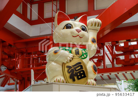 名古屋市　大須商店街のシンボル大須まねき猫 95633417