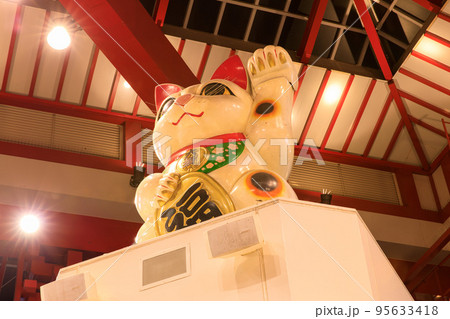 名古屋市　大須商店街のシンボル大須まねき猫 95633418