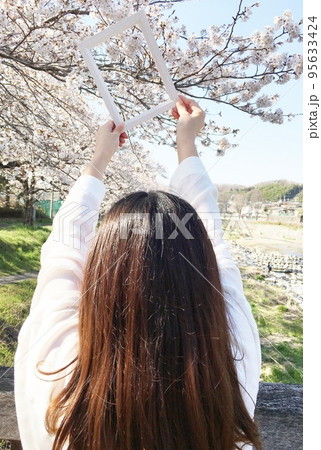 桜と女性の後ろ姿 桜と女性の後ろ姿 95633424