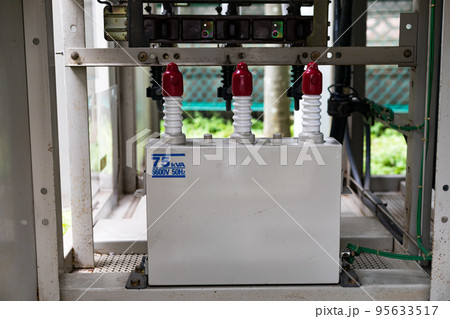 キュービクル式高圧受変電設備の年次点検　高圧進相用コンデンサ 95633517