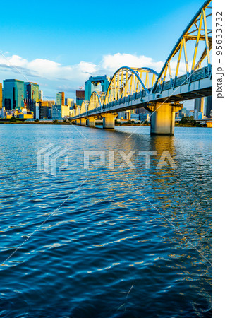 大阪府の淀川にかかるNTT十三専用橋と梅北ビル群 95633732