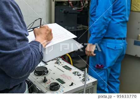 キュービクル式高圧受変電設備の年次点検 地絡継電器試験装置 キュービクル式高圧受変電設備の年次点検 地絡継電器試験装置 95633770