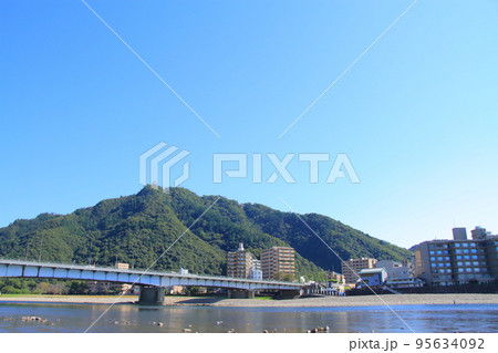 長良川温泉と金華山、岐阜城の風景 95634092