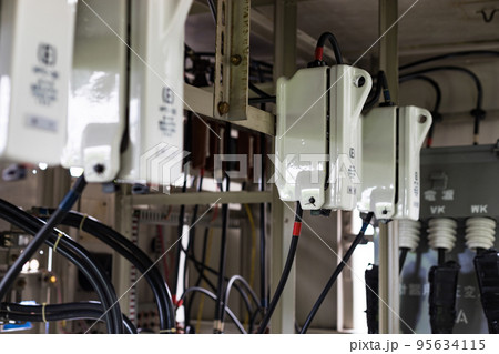 キュービクル式高圧受変電設備の年次点検　高圧カットアウト 95634115