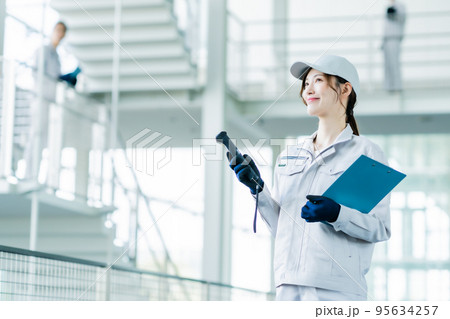 システム化をして、端末で情報を見るオペレーター システム化をして、端末で情報を見るオペレーター 95634257