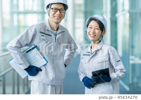 近代的な工場で働く作業着姿のエンジニア 近代的な工場で働く作業着姿のエンジニア 95634270