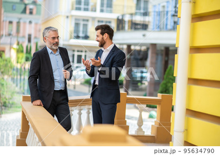 Two businessmen having a conversation 95634790