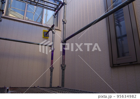 戸建て住宅の外壁塗装 屋根塗装 現場 足場の組まれた家 塗装工事 足場 住宅工事の様子 養生 戸建て住宅の外壁塗装 屋根塗装 現場 足場の組まれた家 塗装工事 足場 住宅工事の様子 養生 95634982