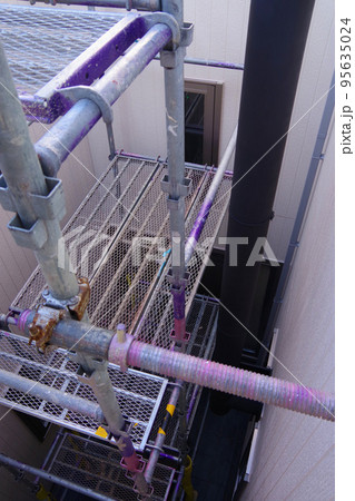 戸建て住宅の外壁塗装　屋根塗装　現場　足場の組まれた家　塗装工事　足場　住宅工事の様子　養生 95635024