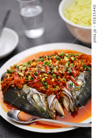 剁椒魚頭(湖南風魚の頭の発酵唐辛子蒸し) 剁椒魚頭(湖南風魚の頭の発酵唐辛子蒸し) 95635440